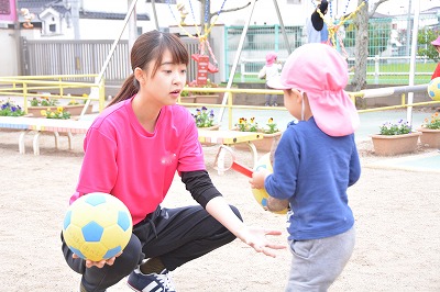 子供たちと遊ぶ学生