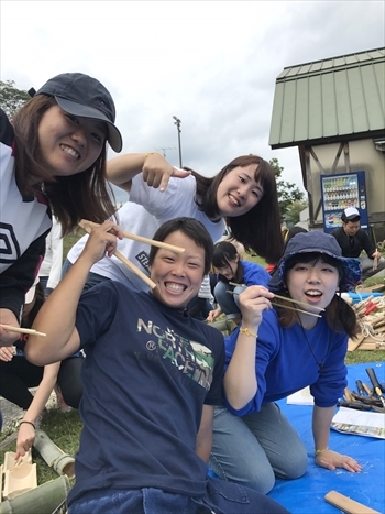 写真：竹で作った箸を持ってポーズする学生たち