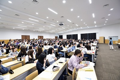 写真:講師の先生の話を熱心に聞く新入生。前から全体的な様子