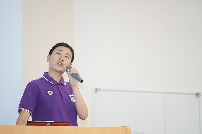 写真：全体会で学生生活について自分の経験も踏まえて話をする学生