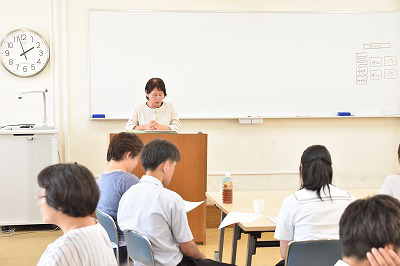 写真：児童学科の学科イベントでミニ講義をする児童学科教員