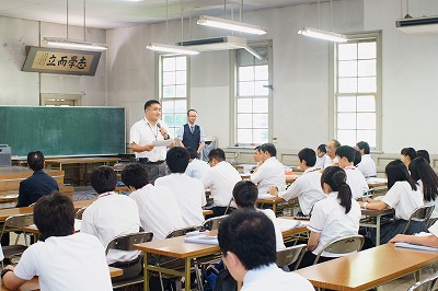 写真：発表を聞いて講評や感想を話す市幹部職員
