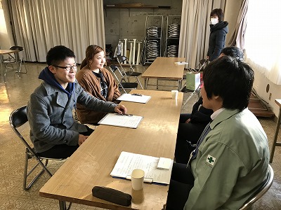 写真：さまざまな専門職の方と情報交換をする学生