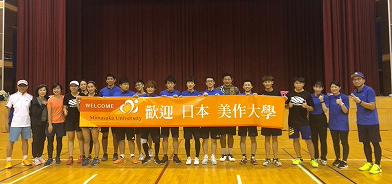 写真：台湾遠征の様子。熱烈歓迎され、記念撮影。美作大学を歓迎する横断幕を持って