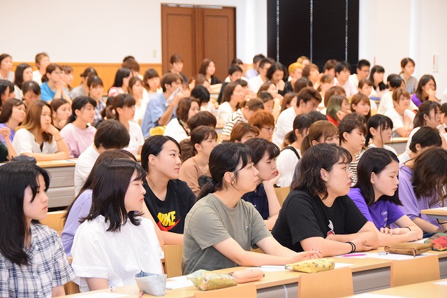 講義を真剣に聞く学生たち