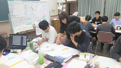 社会福祉学科の学生が勉強している様子