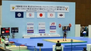 写真：大会の会場でバーベルを持ち上げる宗森さん