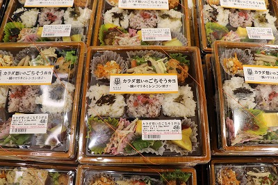 写真：陳列された弁当