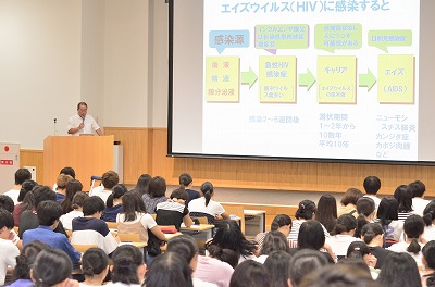 写真：講演する岸本氏と聴講する学生