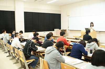 写真：先輩である実習先の職員から説明や注意点が話される