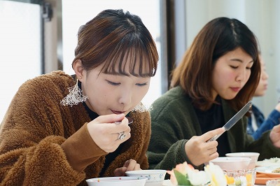 写真：おいしそうに提供された食事を食べる学生