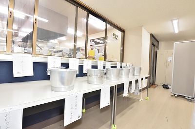 写真：残食をチェックするためのバケツ