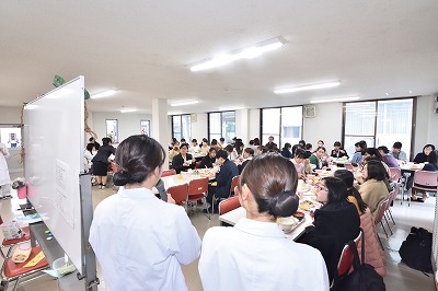写真：栄養教育担当の学生の熱心な発表と熱心に聞き入る食事の提供を受けた学生たち