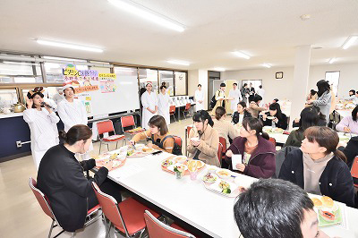 写真：栄養教育担当の学生の熱心な発表