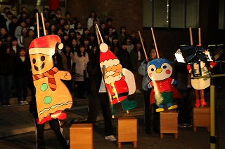 写真：タップダンス人形を動かす学生たち