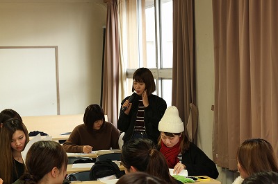 写真：質問する1年生