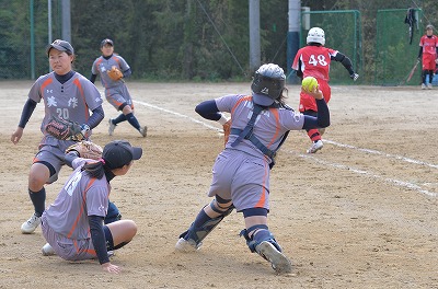 写真:バント処理をするキャッチャー