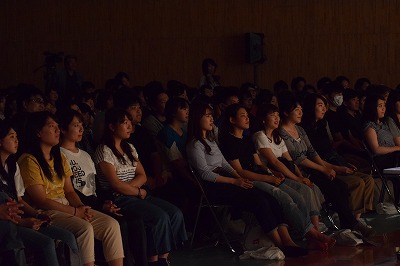 写真：熱心に見入る観衆