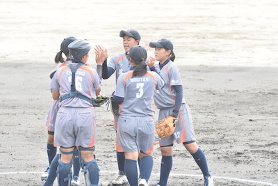 写真：マウンド上に集まる内野陣