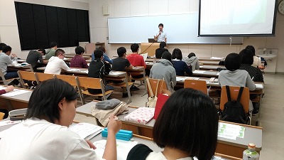 写真：熱心に話をする先輩社会福祉士と熱心に聞く学生たち