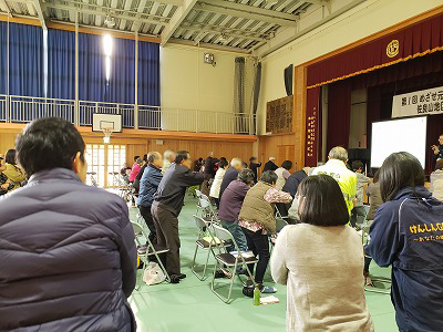 写真：参加者の住民のみなさんが一斉にこけない体操を実施する