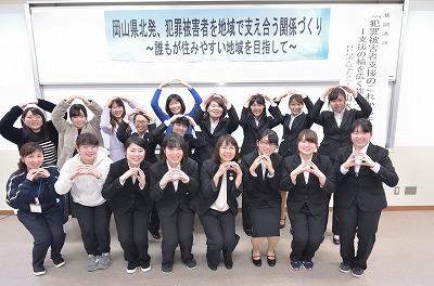 写真：講師のやまもとみやこさんを囲んで、学生スタッフで記念撮影