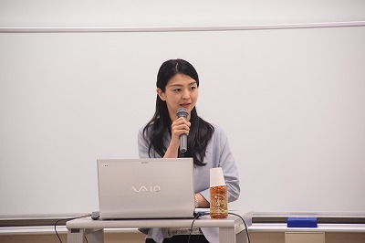 講師が壇上で話をされている写真
