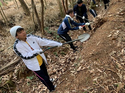 水路に溜まった落ち葉を掃除