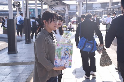リーフレットを配る学生