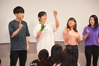 壇上で発表をする学生たち