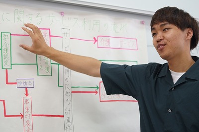 写真：提示した資料を示しながら熱く説明