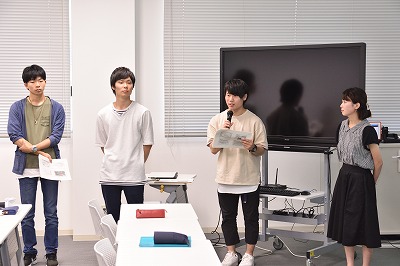 写真：熱心に説明する島根大学男子学生1名