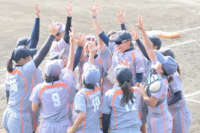 写真：試合開始直前に円陣を組む選手たち