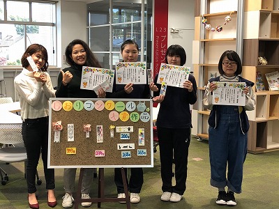 写真：受賞者4人としおりデザインのモデルになった学生