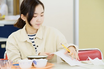写真：食事後にアンケートに答える学生