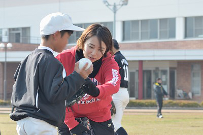 写真：熱心に投手に指導するやまね選手