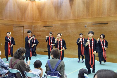 高知県人会の学生がよさこいを踊る様子