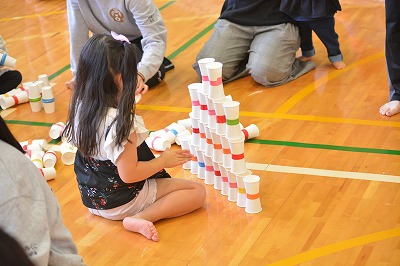 体育館で遊ぶ子どもたち