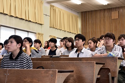 写真：熱心に耳を傾ける学生たち