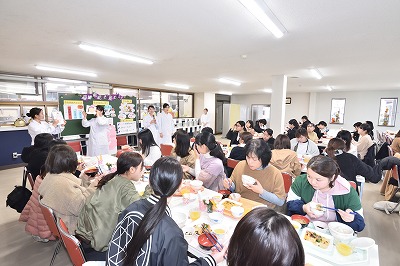 写真：栄養教育担当の学生の熱心な発表と熱心に聞き入る食事の提供を受けた学生たち