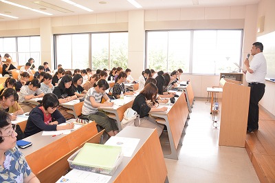 職員が壇上で講義
