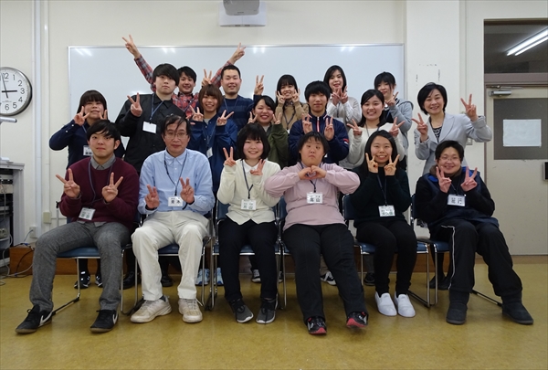 写真：参加者と学生と講師がピースをして集合している様子