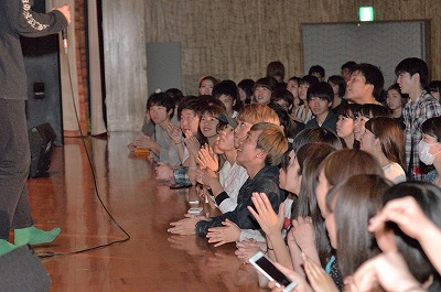 写真:ステージまで近寄って盛り上がる新入生。ステージ横から撮影。