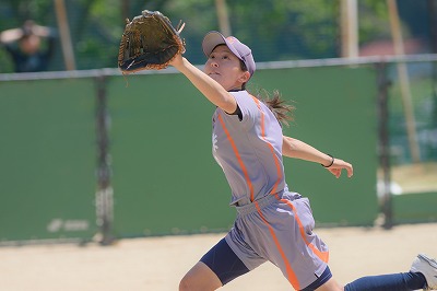 写真:大飛球を追う選手