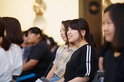 写真：小さな子どものように目をキラキラさせて説明を聞く学生