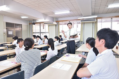 写真：栄養学科の学科説明の中でミニ講義をする栄養学科教員