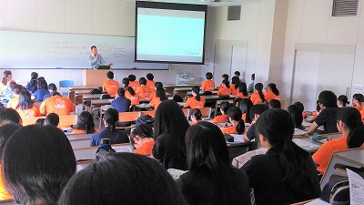 救命救急士の話を聞く学生