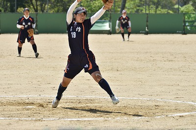 写真:投球をする投手