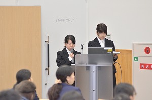 写真：卒業研究発表の様子。女子学生2名のグループ