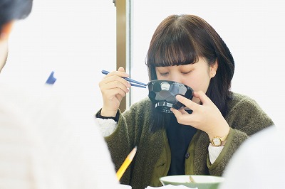写真：おいしそうに提供された食事を食べる学生